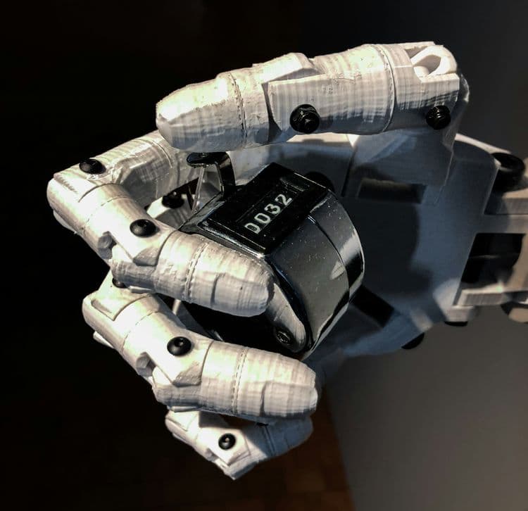 Roboterhand greift nach einem mechanischen Zählwerk als Symbol für kontrollierten KI-Zugriff