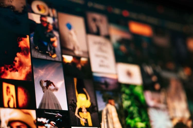 Unscharfe digitale Bildflächen auf einer großen Medienwand.