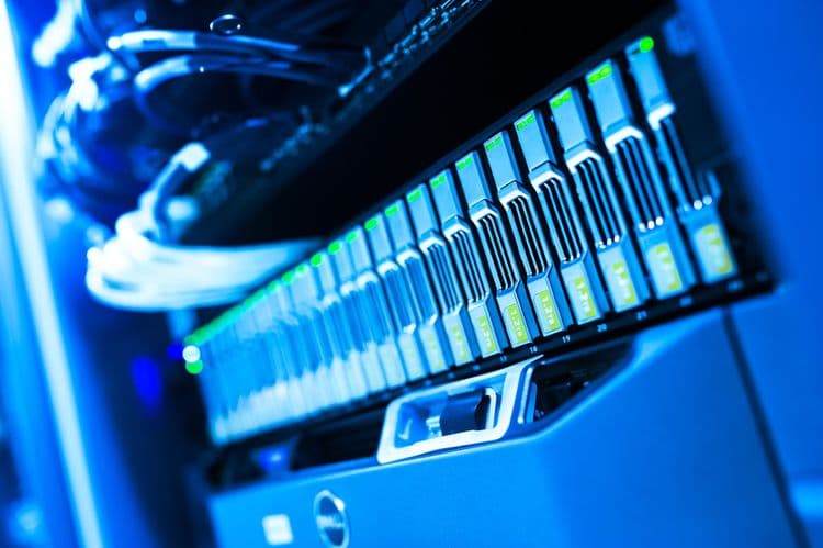 Servermodule in einem Rechenzentrum als Symbol für Cloud-Infrastruktur und KI-Dienste.