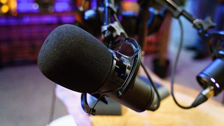 Podcast-Mikrofon mit Kopfhörern in einem Studio.