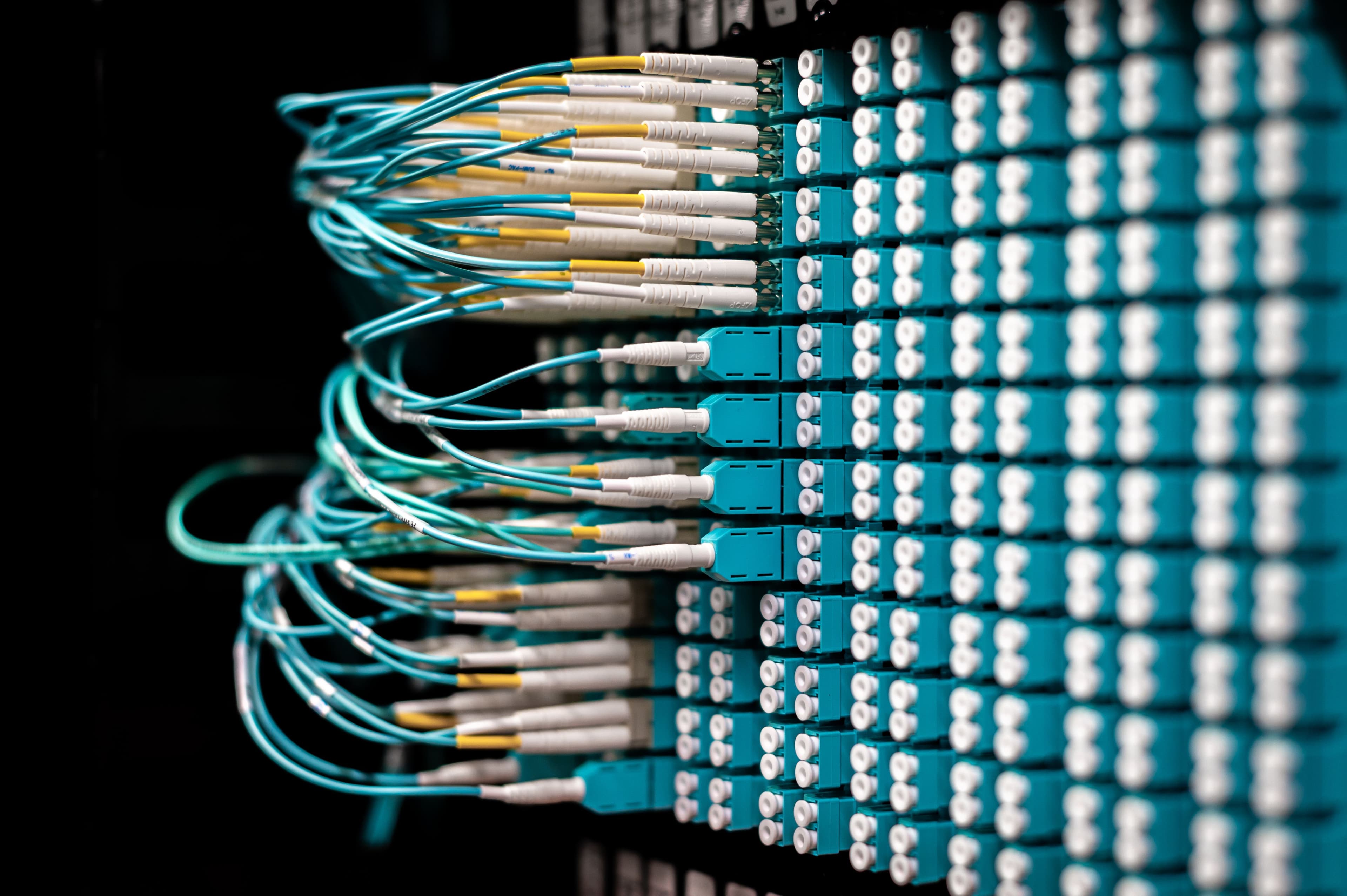 Vernetzte Glasfaseranschlüsse und Kabel in einem Rechenzentrum.
