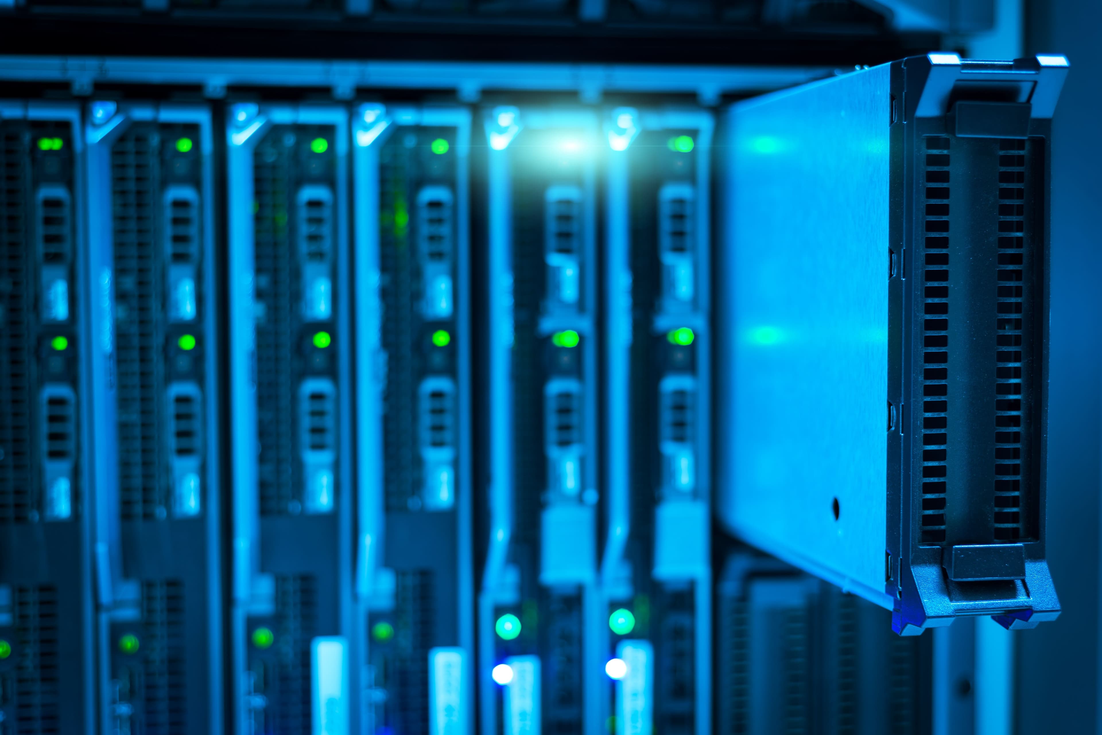 Server in einem Rechenzentrum mit blauem Licht und Statusanzeigen.