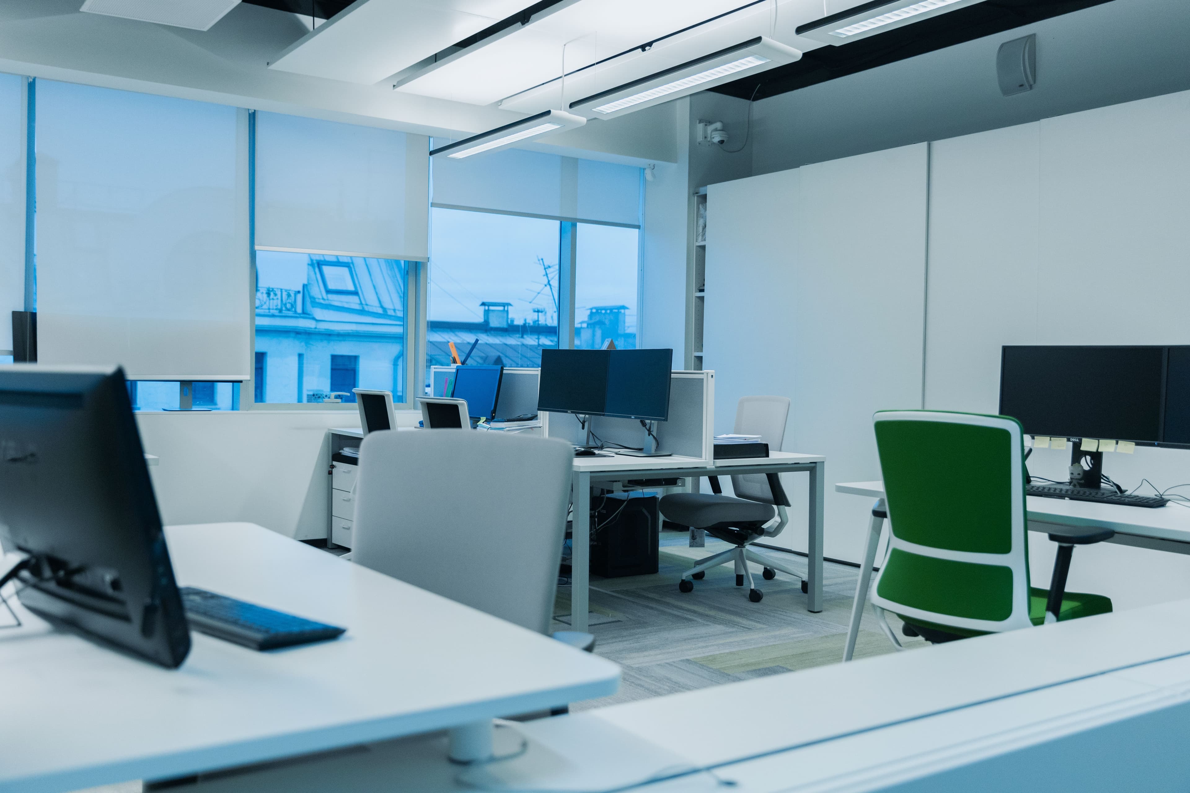 Leere Arbeitsplätze mit Monitoren in einem modernen Büro.