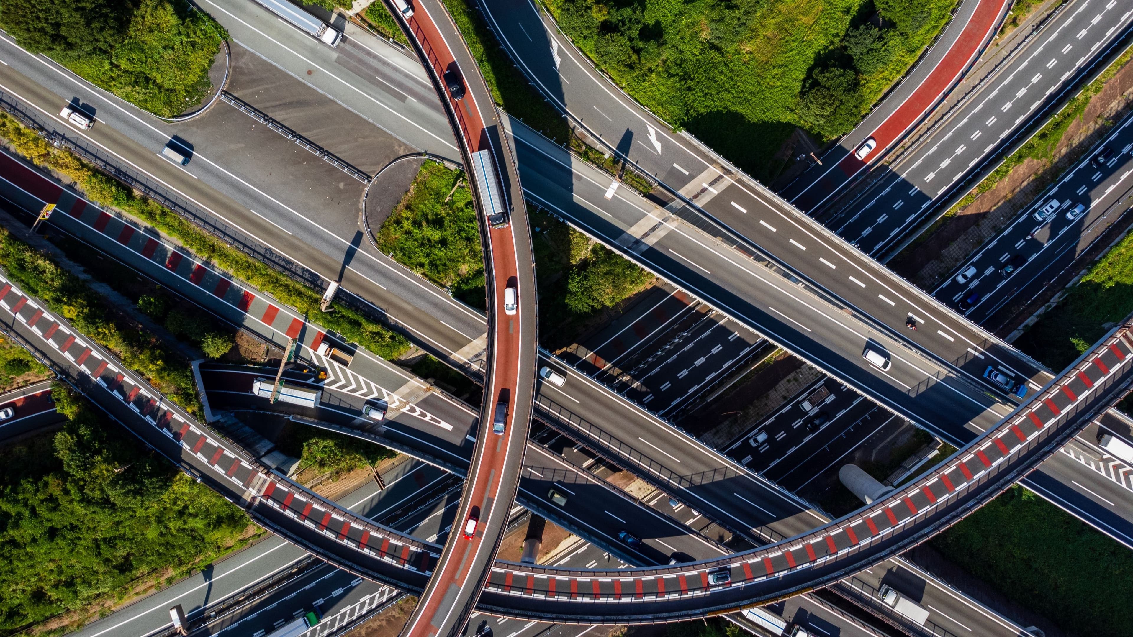 Luftaufnahme eines komplexen Straßenkreuzes mit mehreren Fahrbahnen und Abzweigungen.