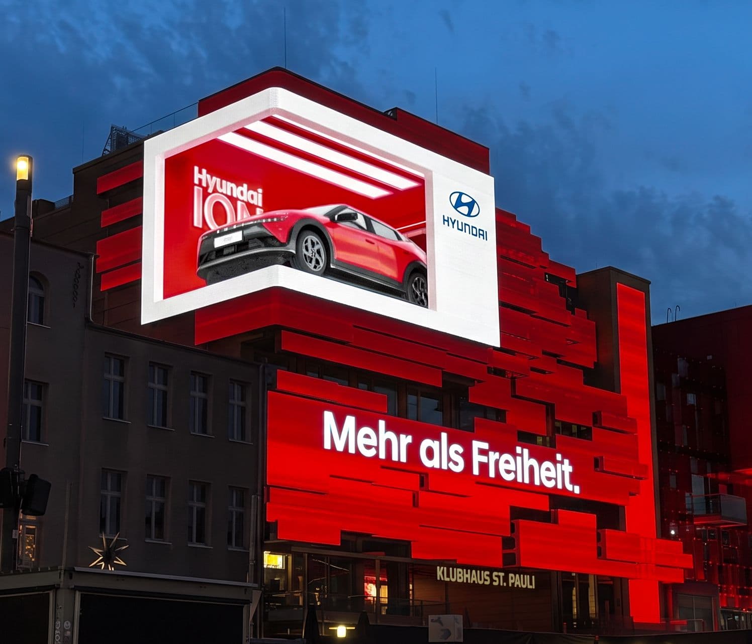 Großformatige LED-Installation „The Lighthouse“ am Hamburger Spielbudenplatz mit einer dreidimensional wirkenden Hyundai-Fahrzeugwerbung.