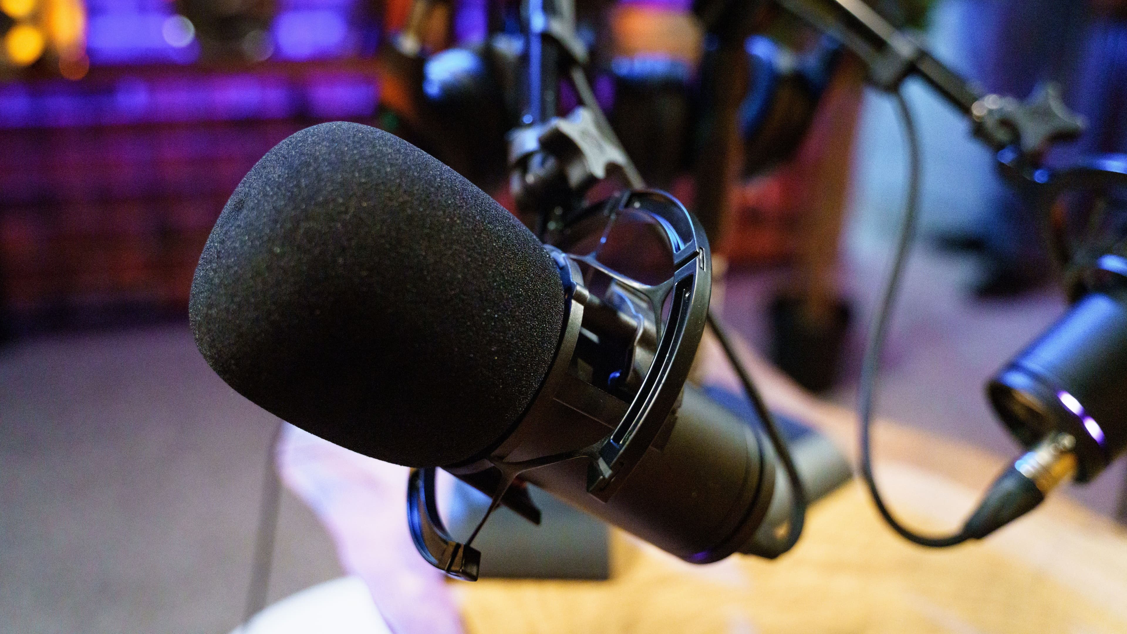 Podcast-Mikrofon mit Kopfhörern in einem Studio.