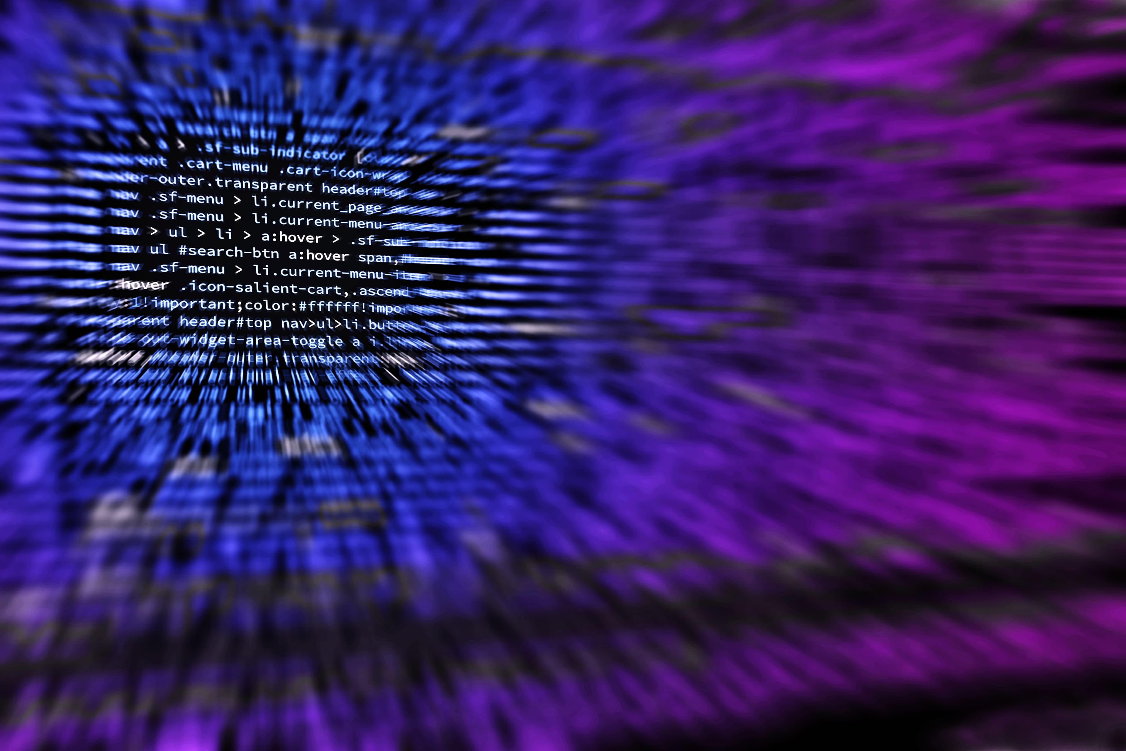 Abstrakte Darstellung von Programmcode in blau-violetter Lichtoptik.